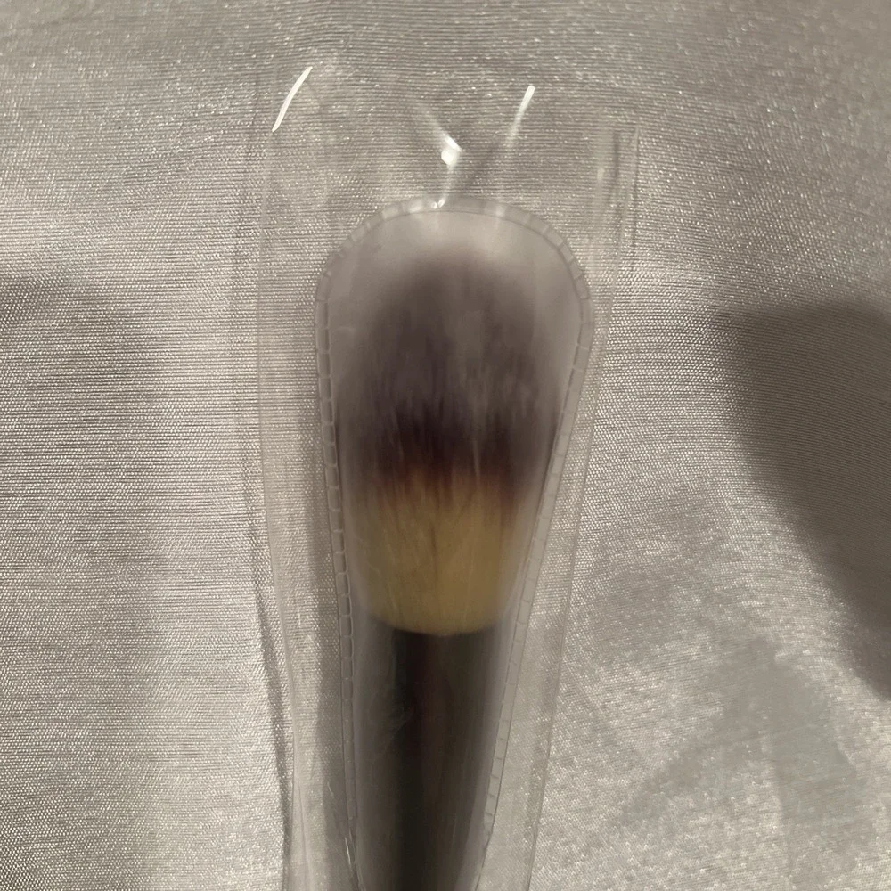 IT Cosmetics #8 Heavenly Luxe Wand Ball Large Flawless Perfect Shape powderbrush